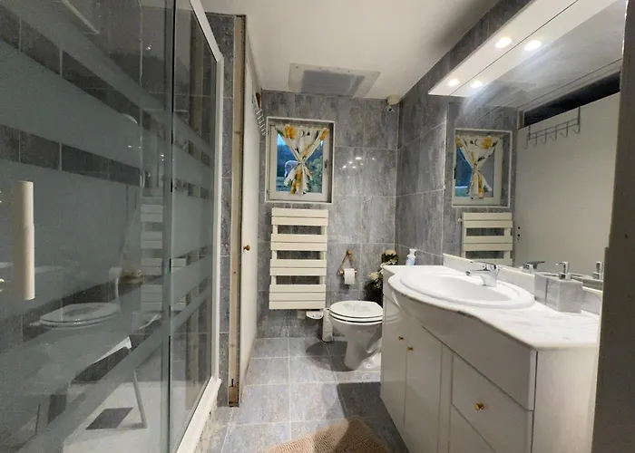 6 Hotes Au Rez De Jardin De La Jacuzzi Et Sauna En Option 4*