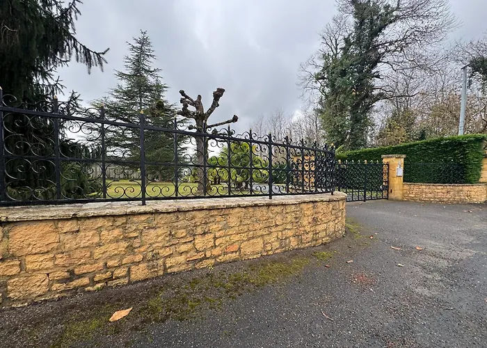 Guest house 6 Hotes Au Rez De Jardin De La Jacuzzi Et Sauna En Option 4*