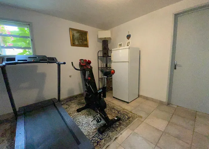6 Hotes Au Rez De Jardin De La Jacuzzi Et Sauna En Option